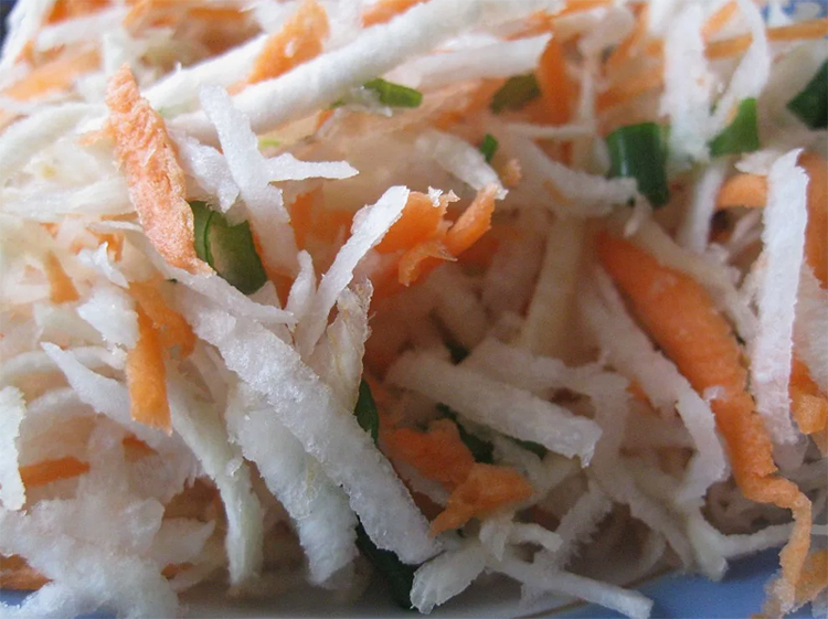 Summer salad with black radish, Летний салат с чёрной редькой, морковью и зеленью